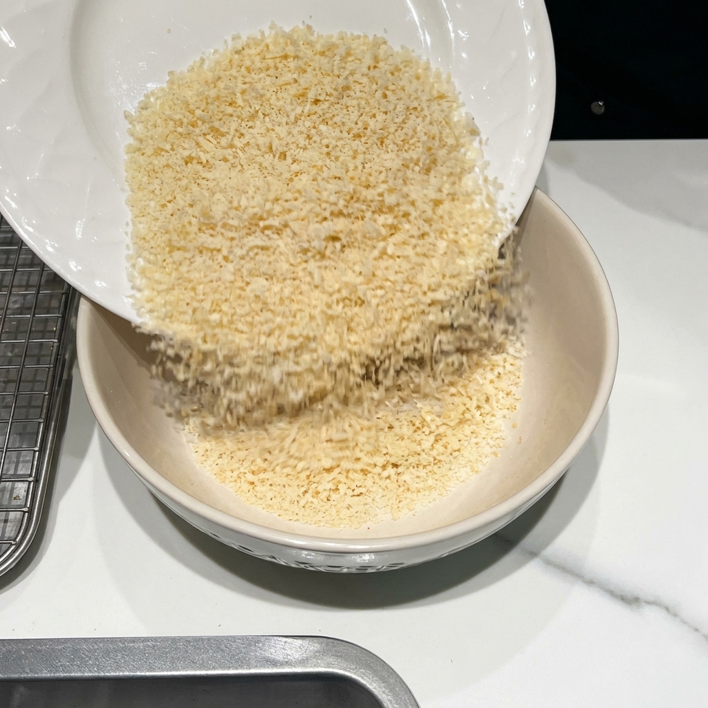 빵가루와 파마산 치즈, 각종 향신료를 섞는 모습