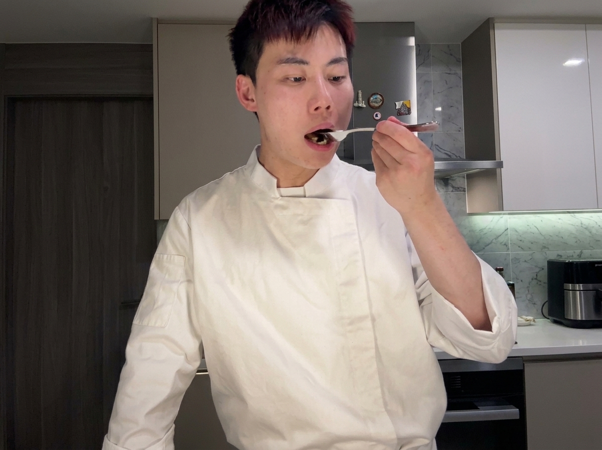 볶은 샬롯과 마늘이 담긴 냄비에 토마토 통조림을 넣는 모습.