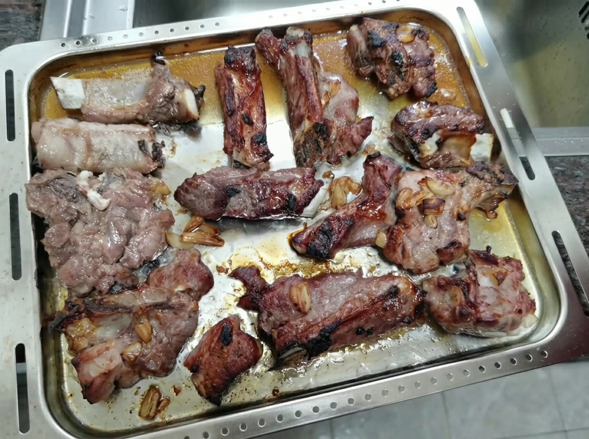 베이킹 트레이에 담긴 노릇하게 캐러멜라이징된 돼지갈비.