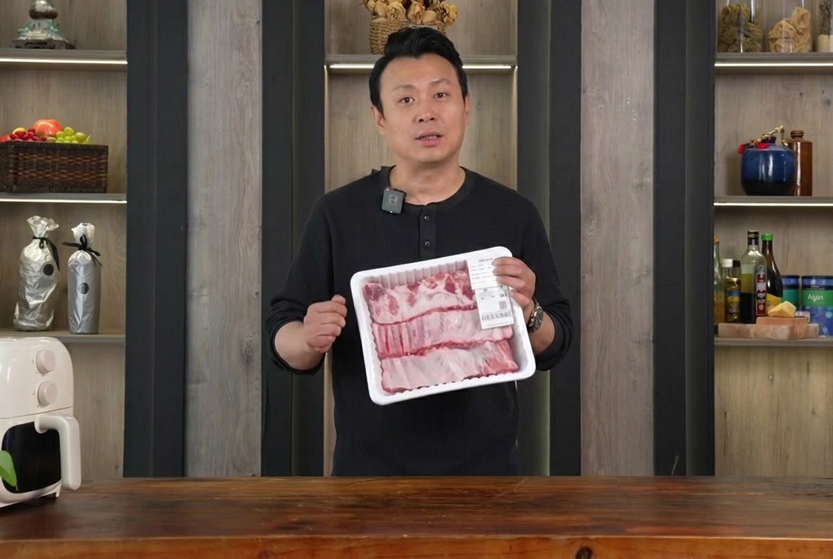 유리 볼에 물을 담아 돼지 등갈비를 깨끗이 씻는 모습.