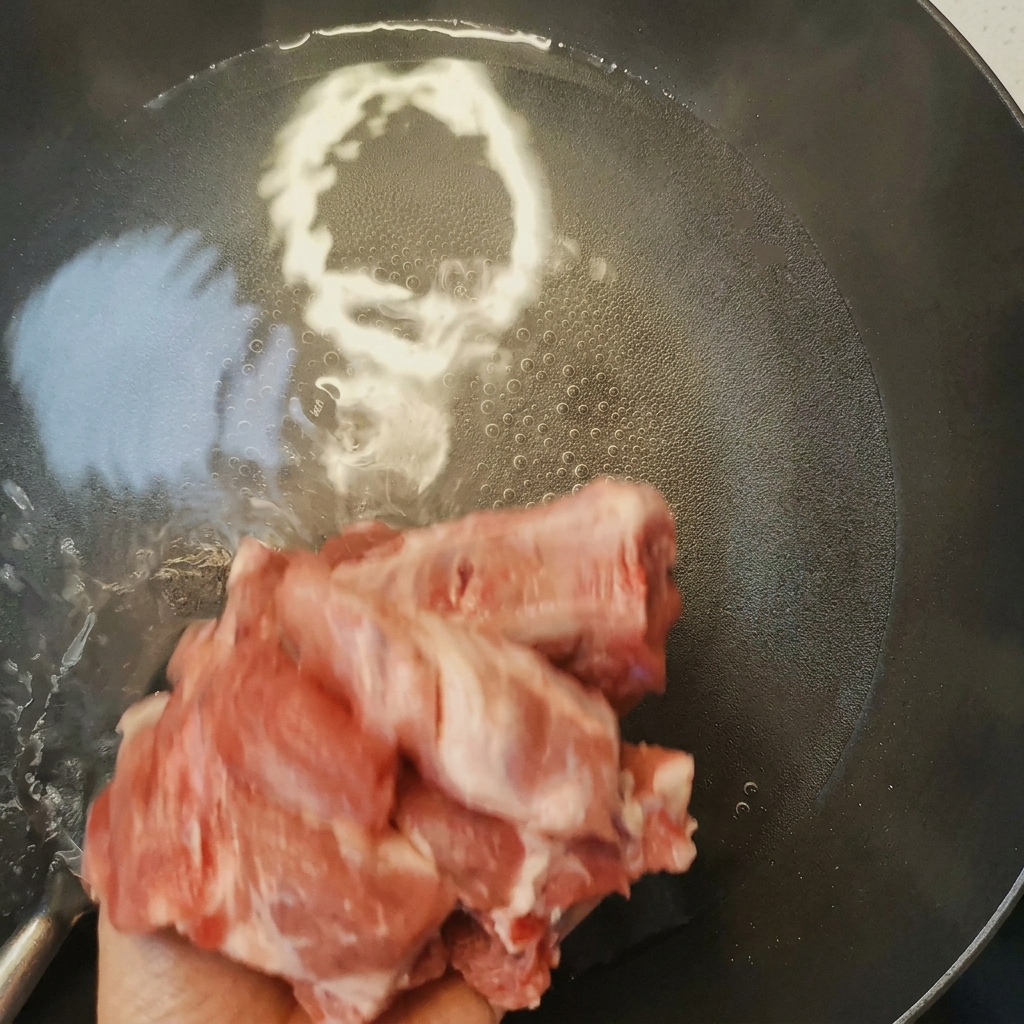 맛술을 넣은 끓는 물에 돼지갈비를 넣어 불순물 거품이 올라오는 모습.