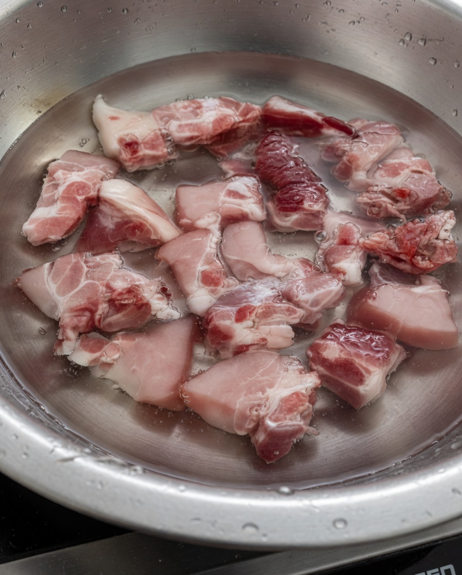 불순물을 제거하기 위해 끓는 물에 돼지갈비를 데치는 모습.