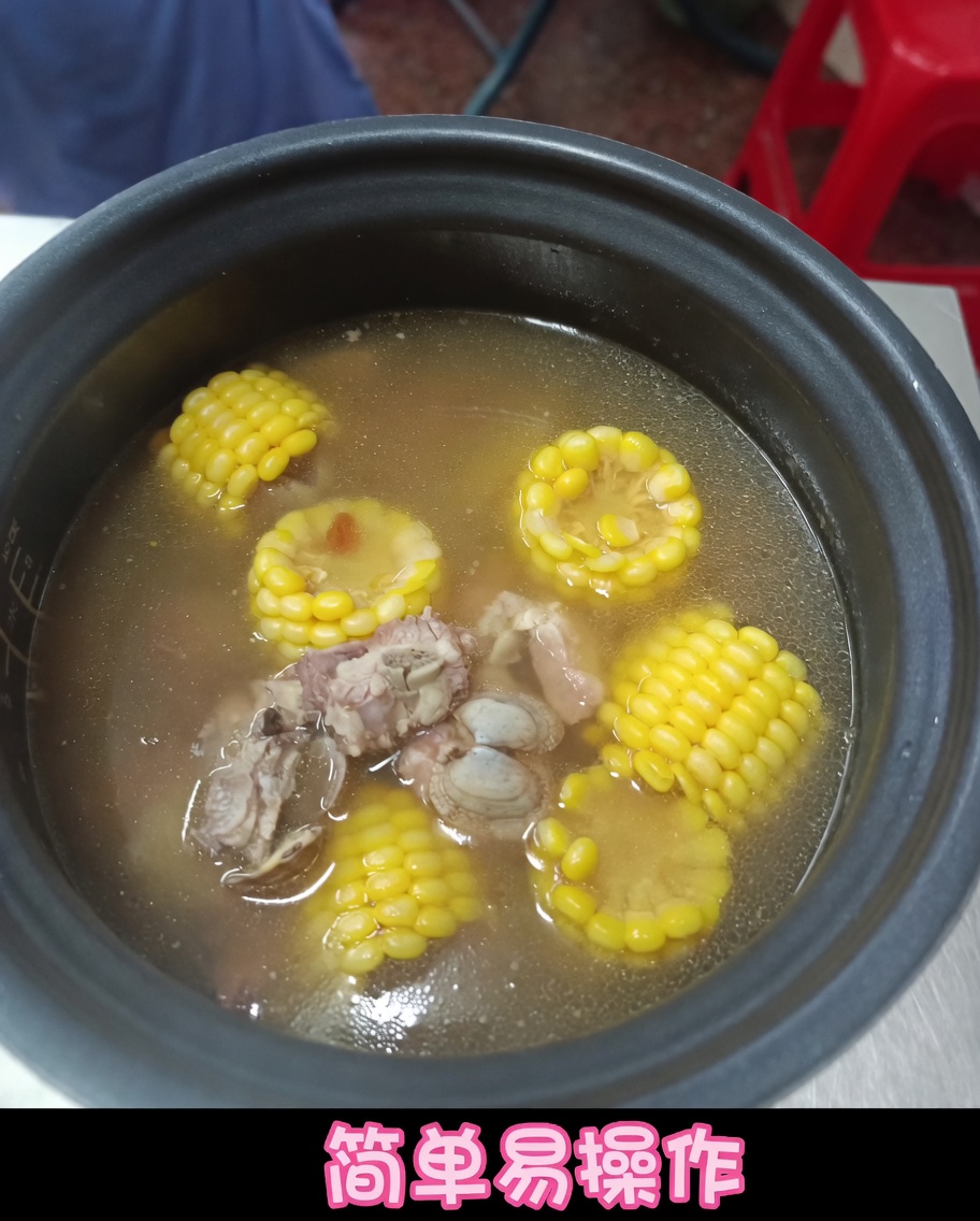 압력솥에 갈비, 옥수수와 함께 데친 조개를 넣고 국물을 붓는 모습.