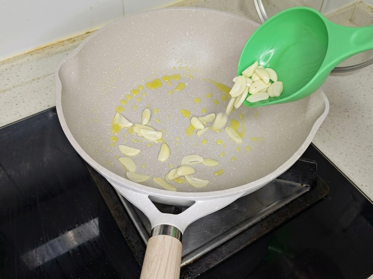 팬에 올리브유를 두르고 마늘과 대파를 볶는 모습.