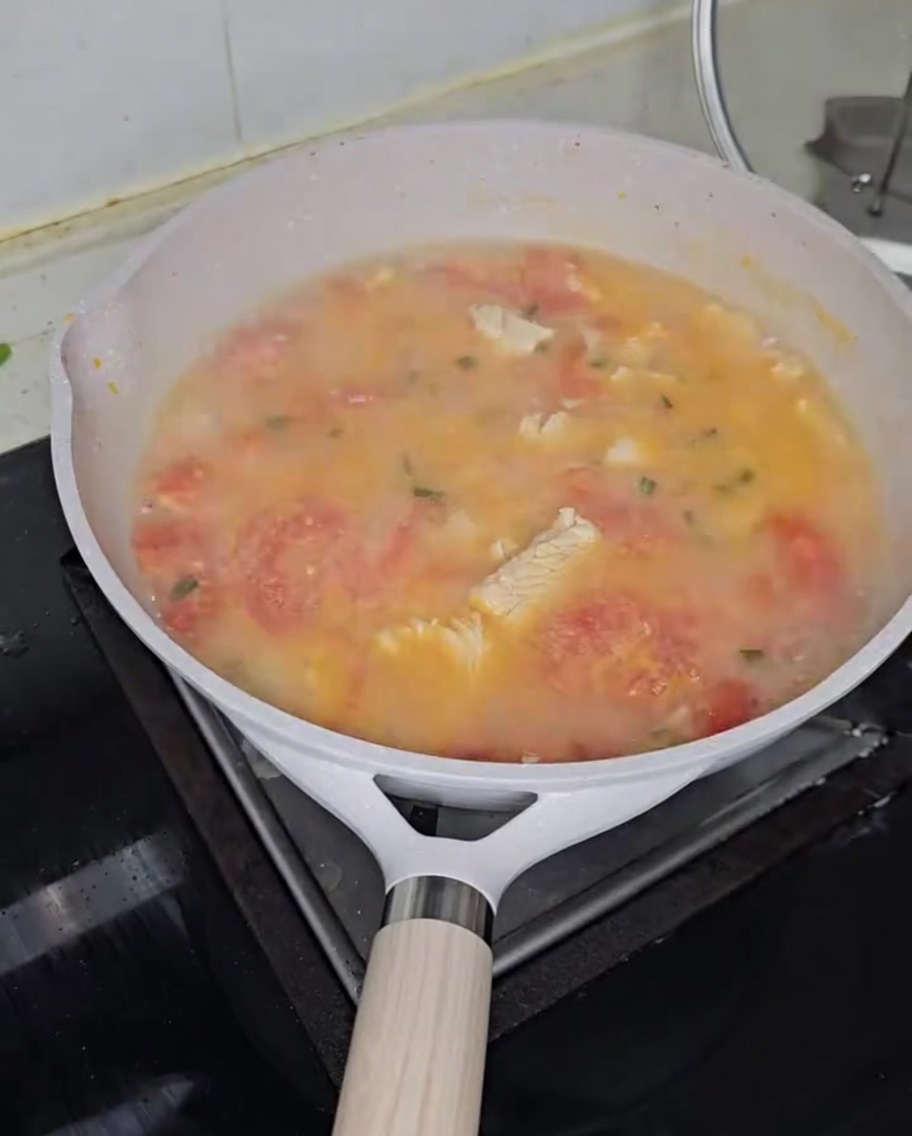 끓는 닭고기 육수에 메밀 수제비 반죽을 떼어 넣는 모습.