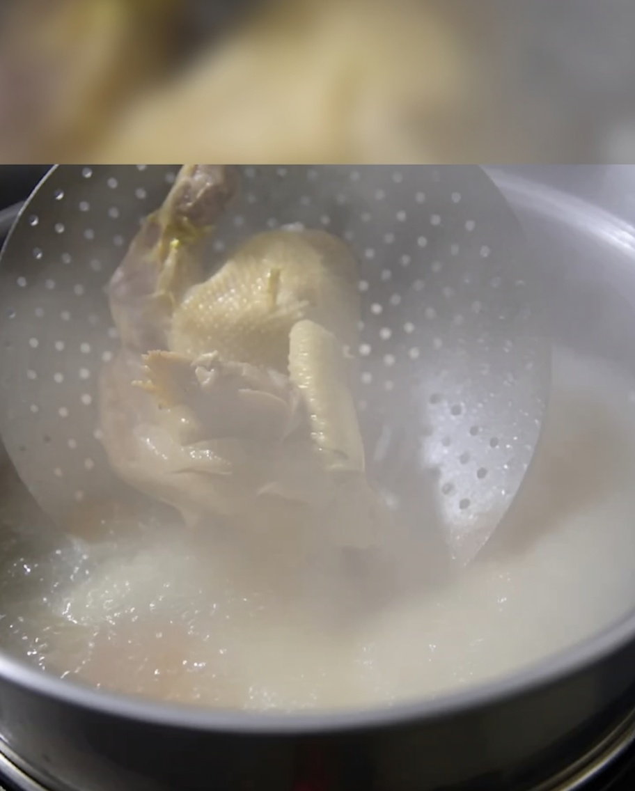 미리 쪄둔 토종닭을 끓는 육수에 넣는 모습.