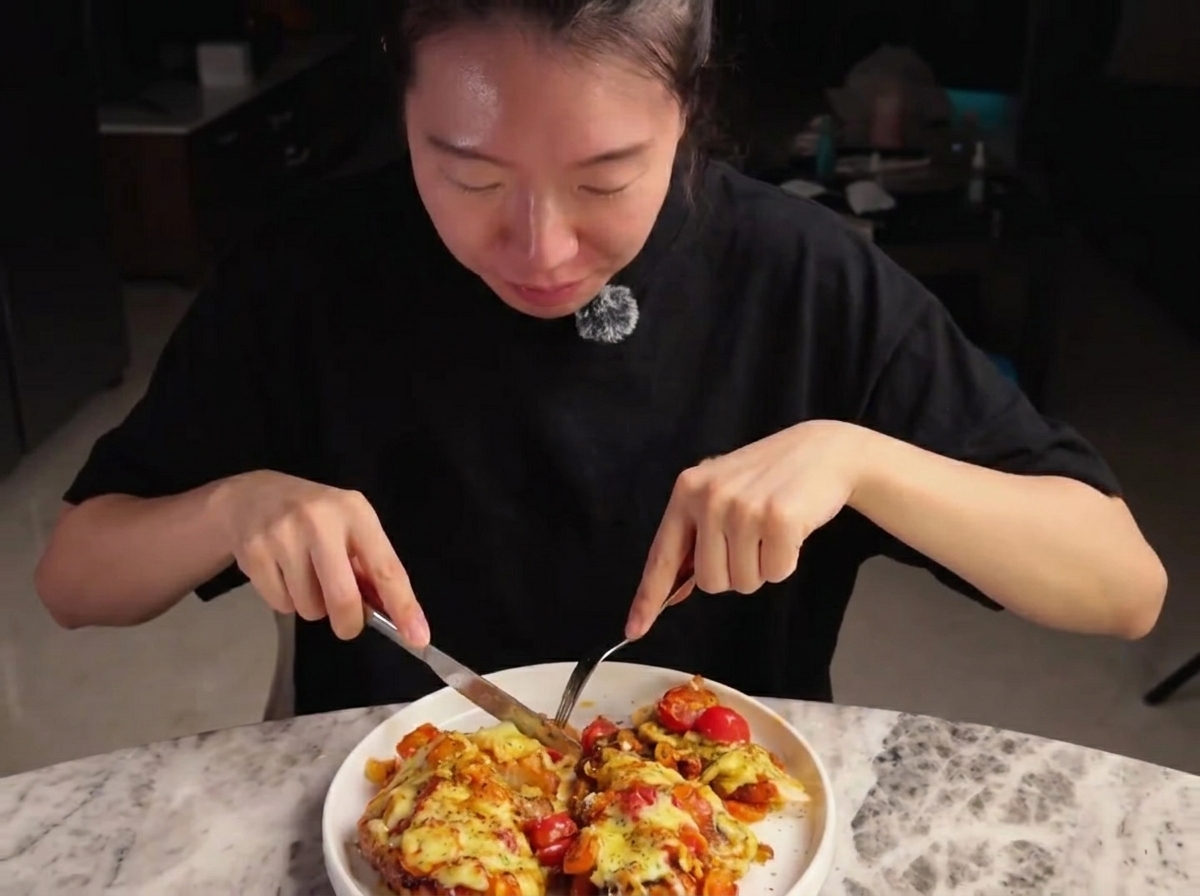 팬에서 노릇하게 구워지고 있는 치킨 커틀릿.