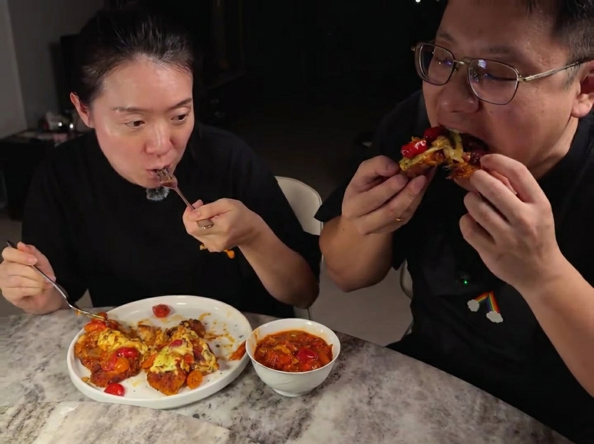 치즈가 덮인 채 뚜껑이 덮인 팬.