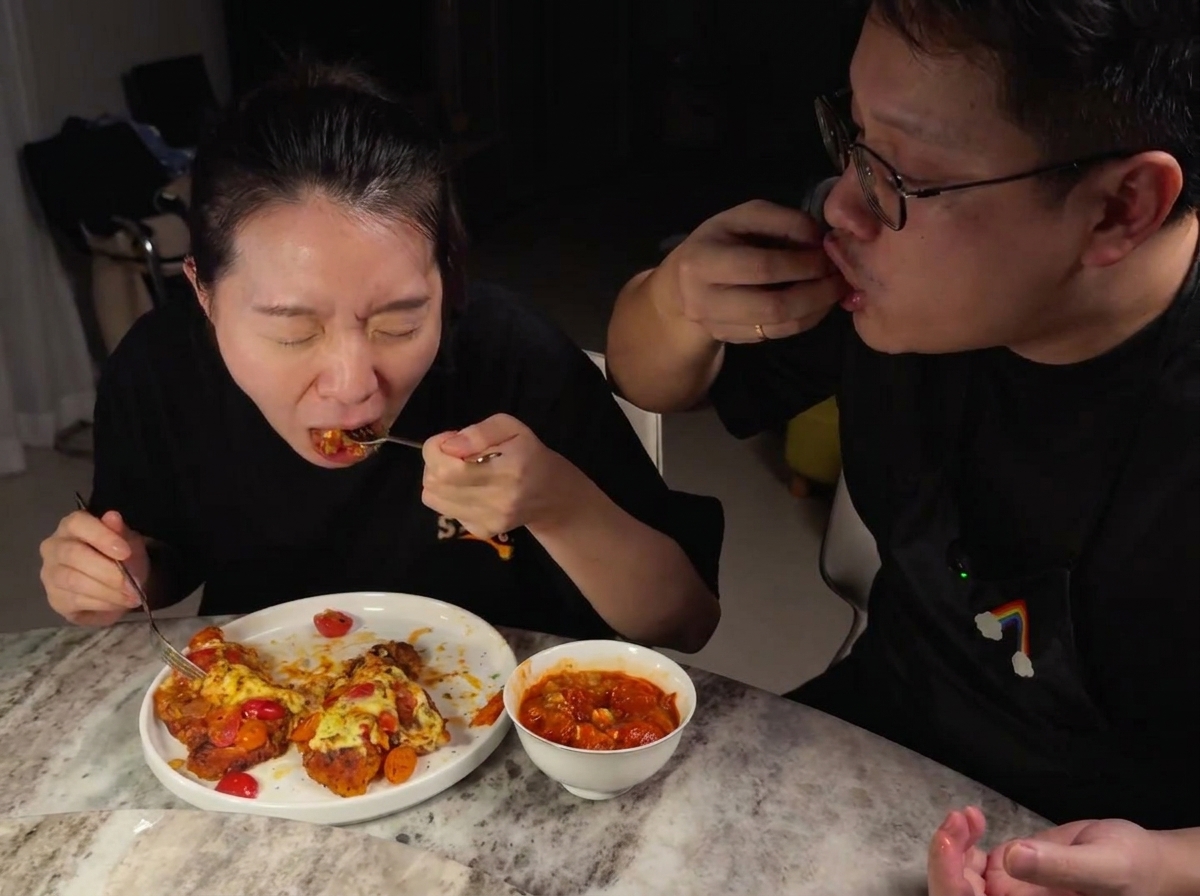 완성되어 노릇하고 먹음직스러운 치킨 요리.