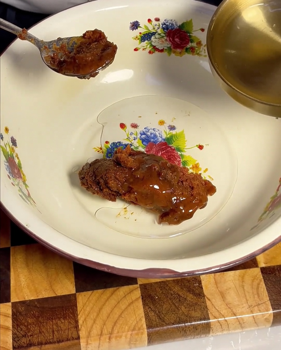 국자로 볼에 담긴 된장에 맛술을 넣는 모습.