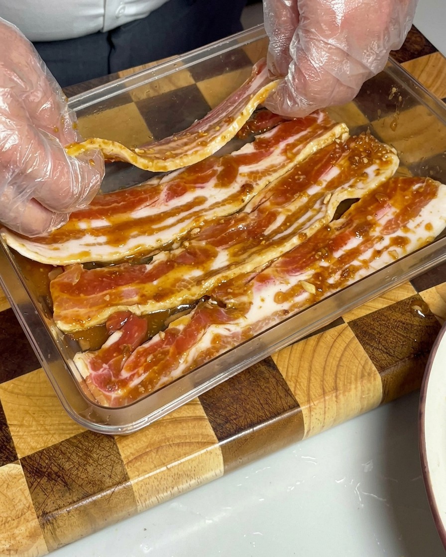 밀폐 용기에 담겨 양념에 푹 잠긴 삼겹살.
