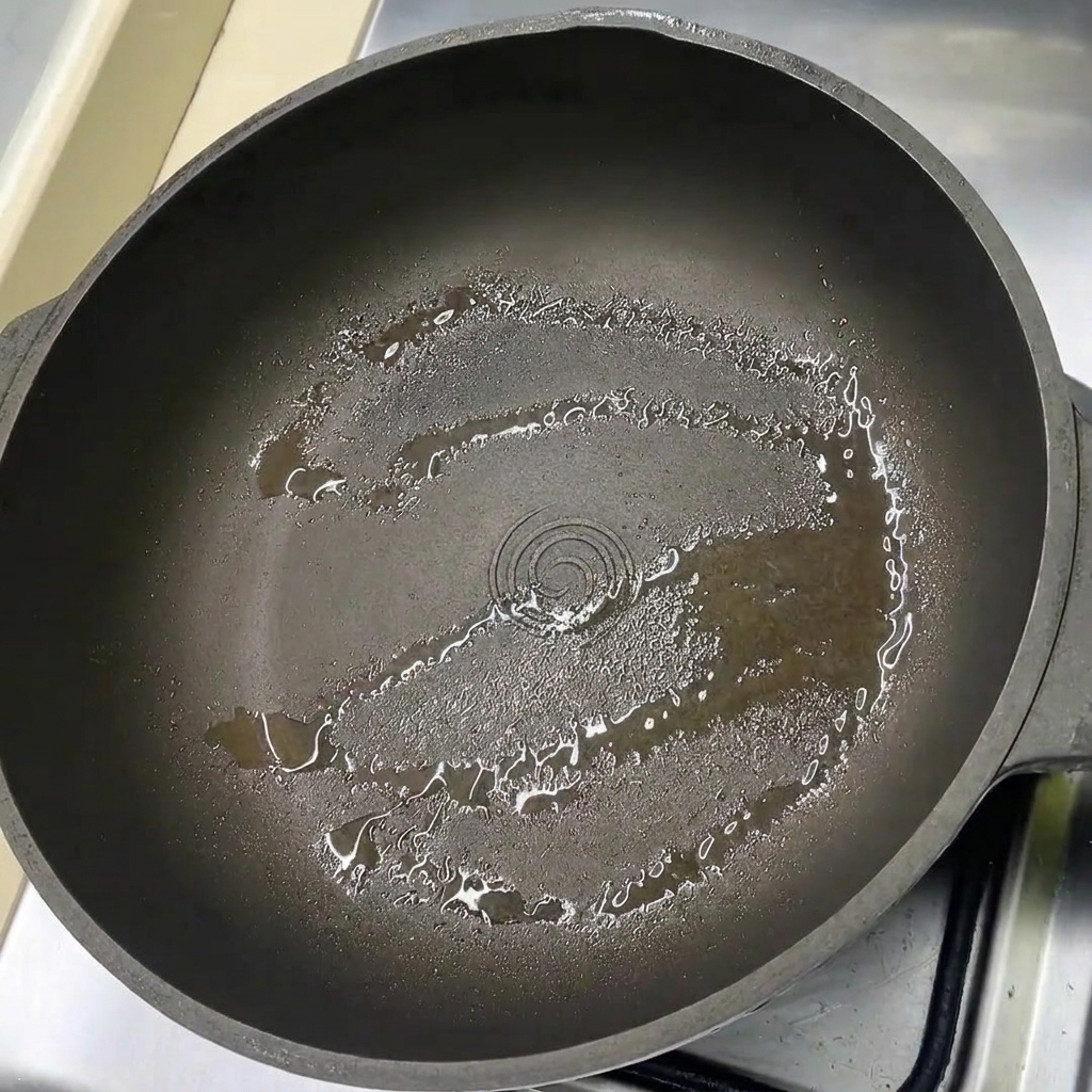 기름을 살짝 두른 팬에 가지런히 놓인 삼겹살 조각들