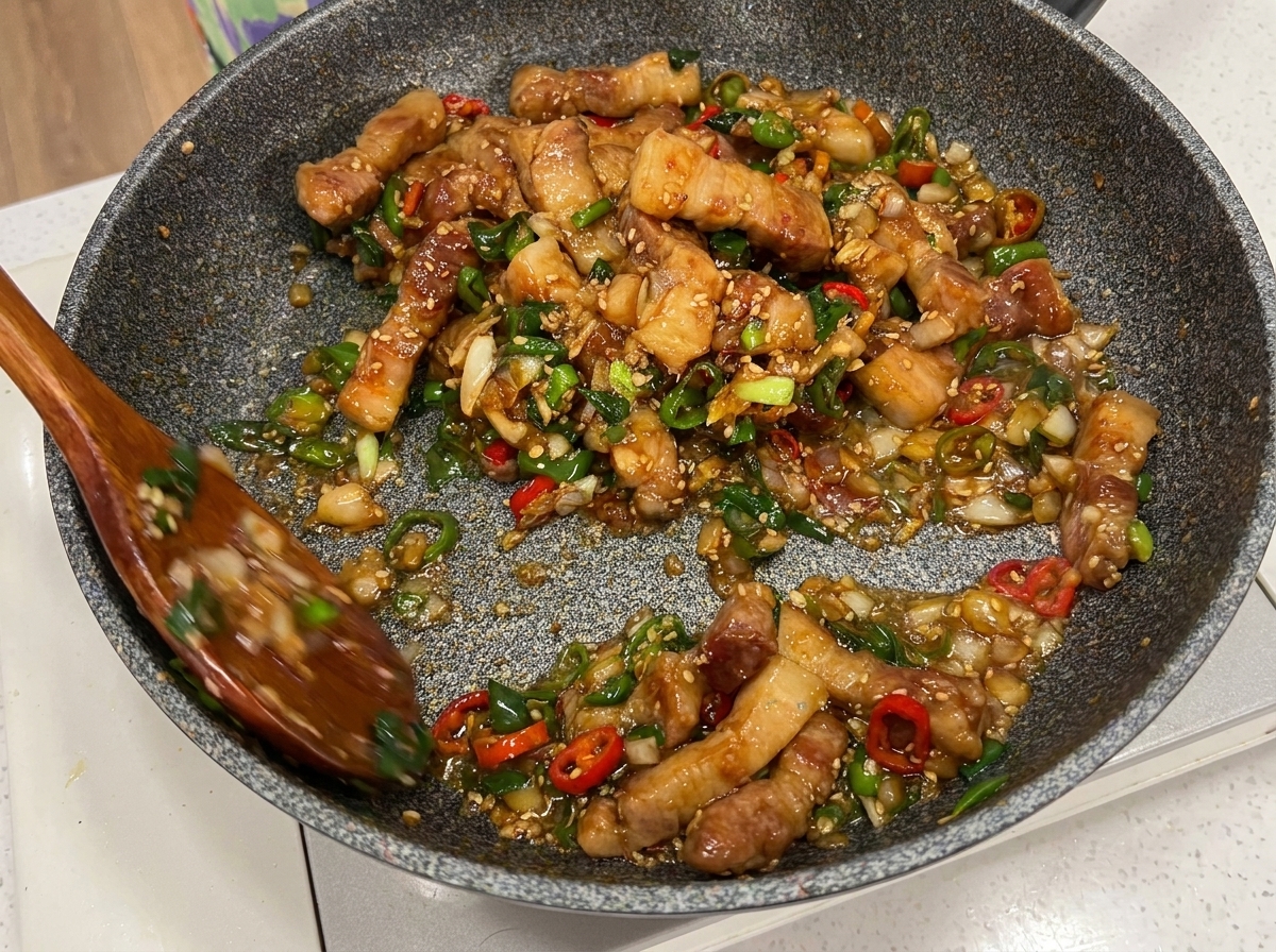 완성된 돼지고기 된장볶음이 접시에 담겨 있는 모습.