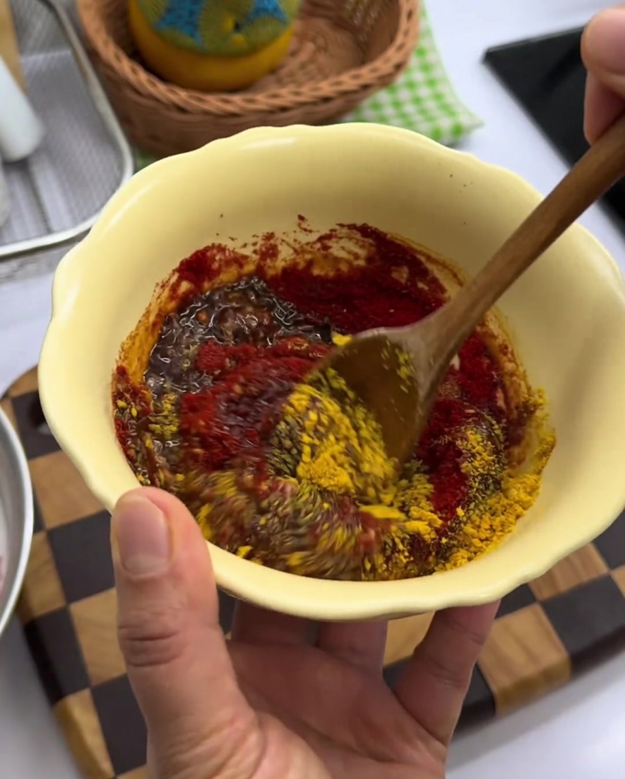 노란 그릇에 담긴 붉은색 양념장.
