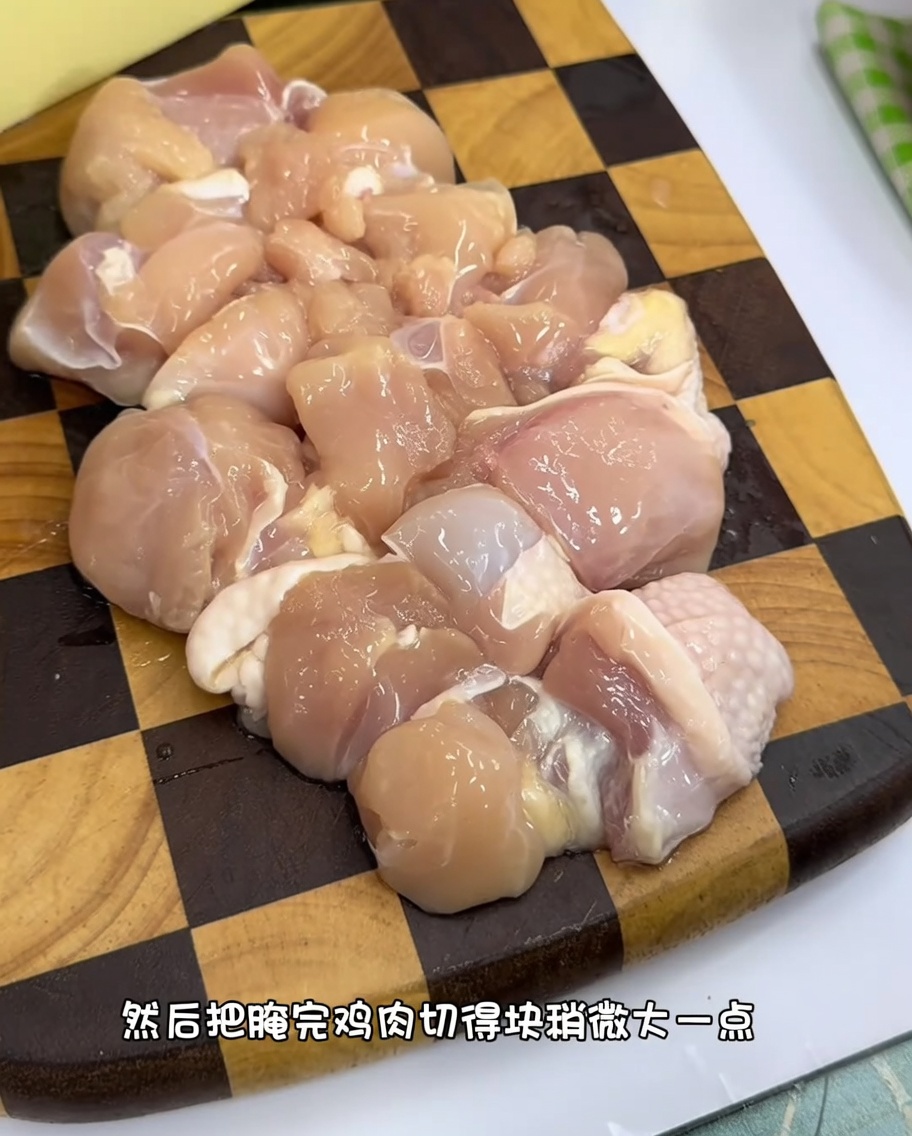 도마 위에 놓인 균일한 크기의 생닭다리살 조각들.