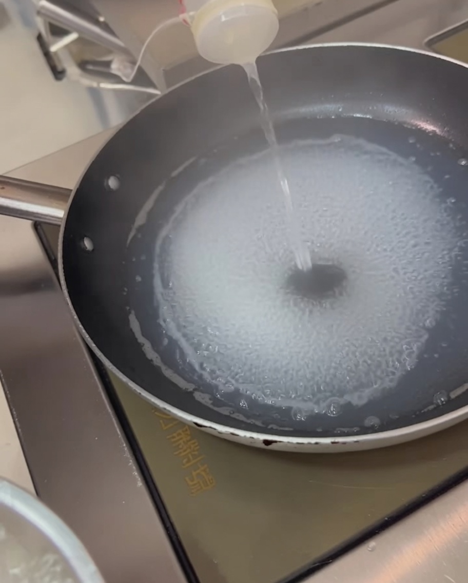 끓는 물에 데쳐지고 있는 오징어 링.