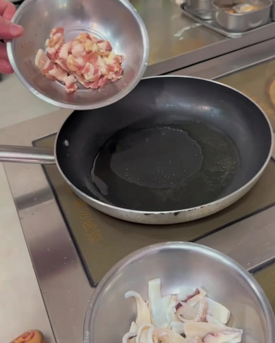 뜨거운 팬에서 노릇하게 구워지는 삼겹살.