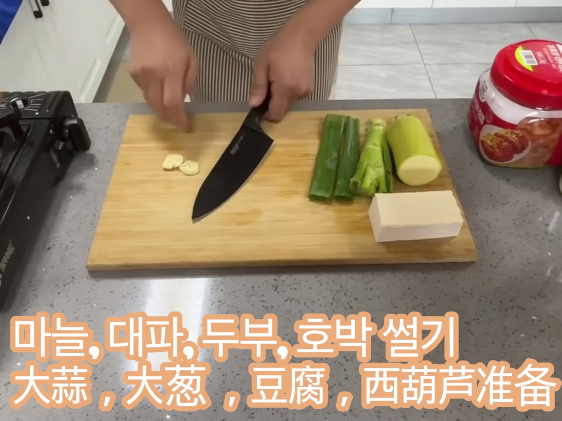 도마 위에 얇게 편 썬 생마늘.