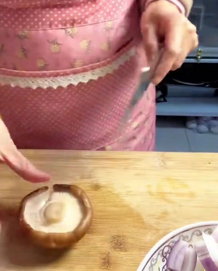 도마 위에서 균일한 두께로 썬 표고버섯 슬라이스.
