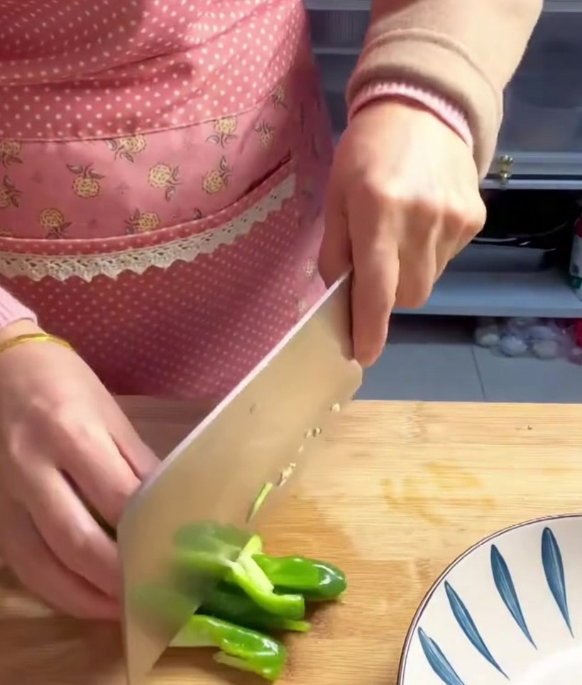 찌개에 넣기 좋게 썬 풋고추 조각.