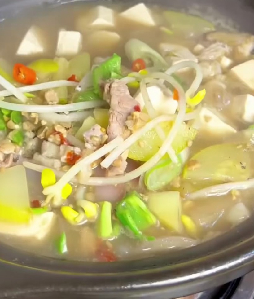 도마 위에서 가지런히 썬 두부 큐브.