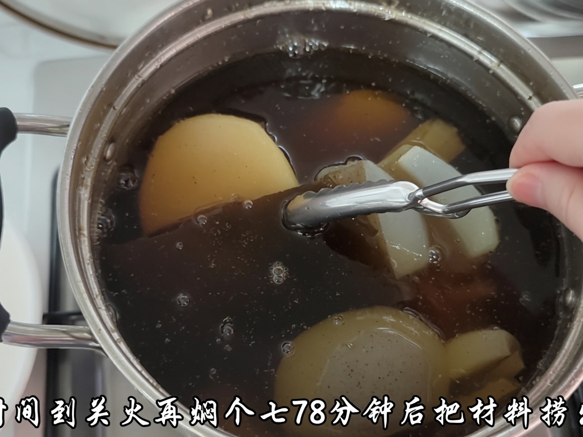 완성된 육수에서 건더기를 걸러내는 모습.