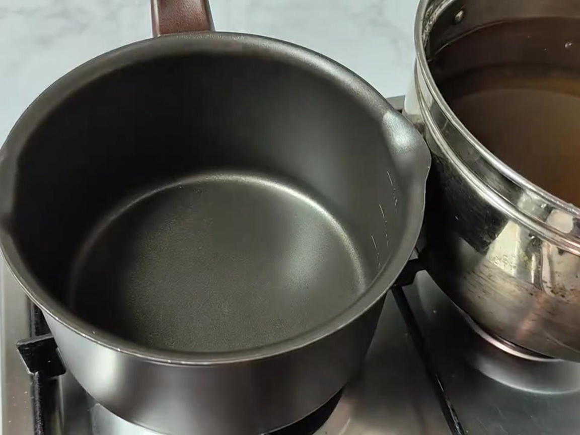 냄비에 담긴 불린 시래기, 두부, 감자, 양파, 팽이버섯.