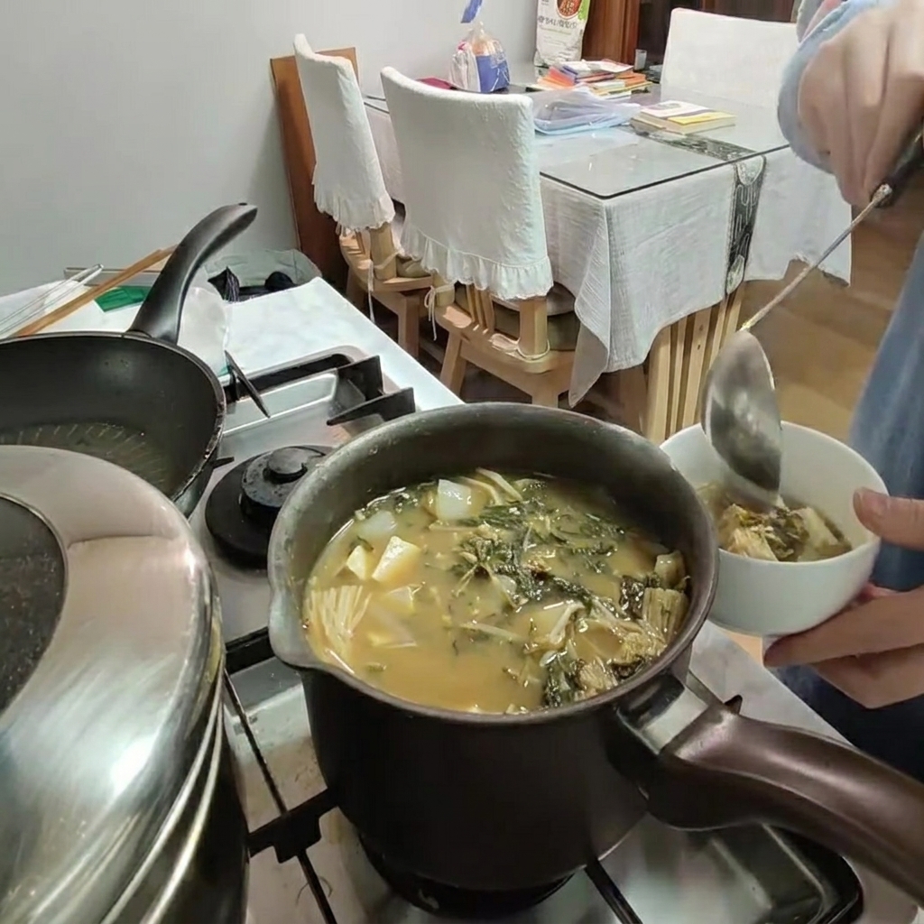 준비된 재료가 담긴 냄비에 육수를 붓는 모습.