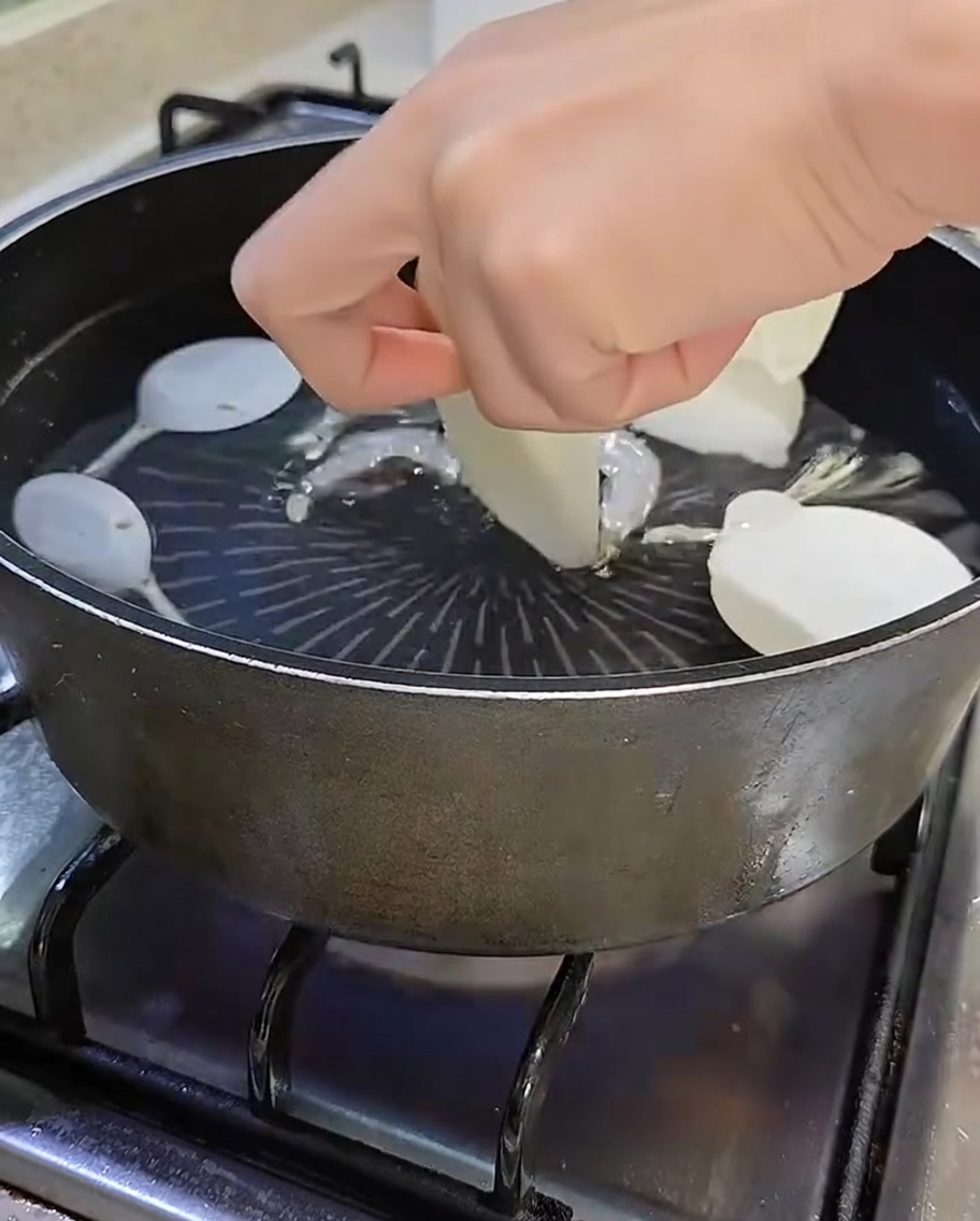 무와 대파를 멸치 육수에 넣는 모습