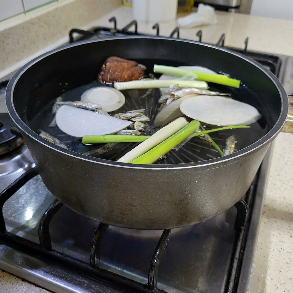 끓는 육수에 다시마를 넣는 모습