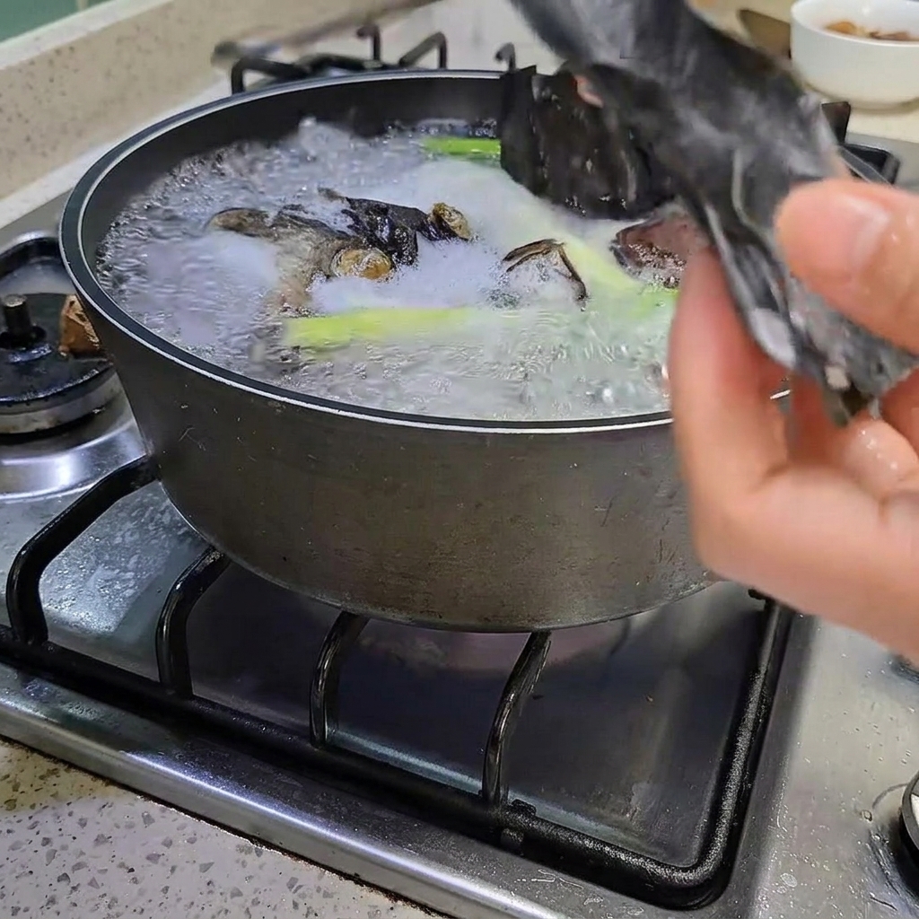 집게로 끓는 물에서 다시마를 건져내는 모습