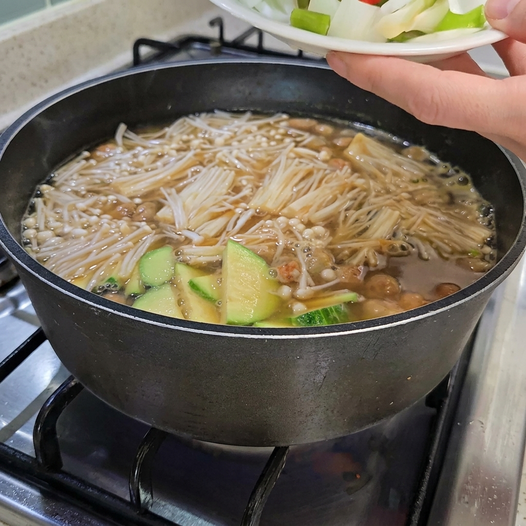 양파, 파, 고추를 넣어 끓이는 모습