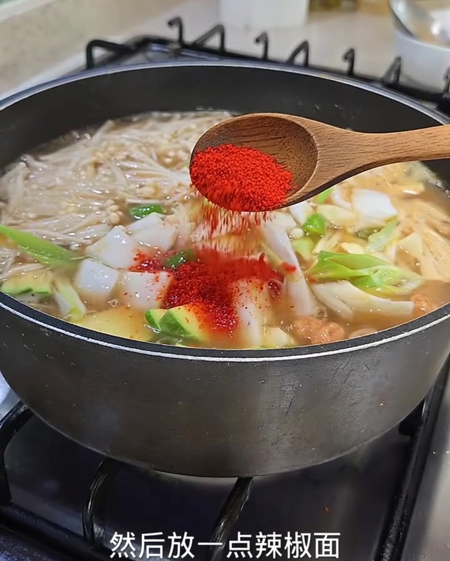 찌개에 고춧가루를 넣는 모습