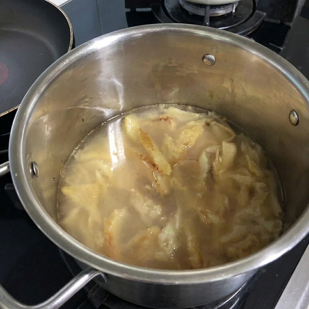 냄비에 물을 붓고 끓이는 모습.