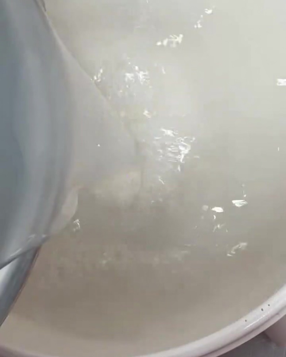 큰 냄비에 맑은 쌀뜨물을 붓는 모습.
