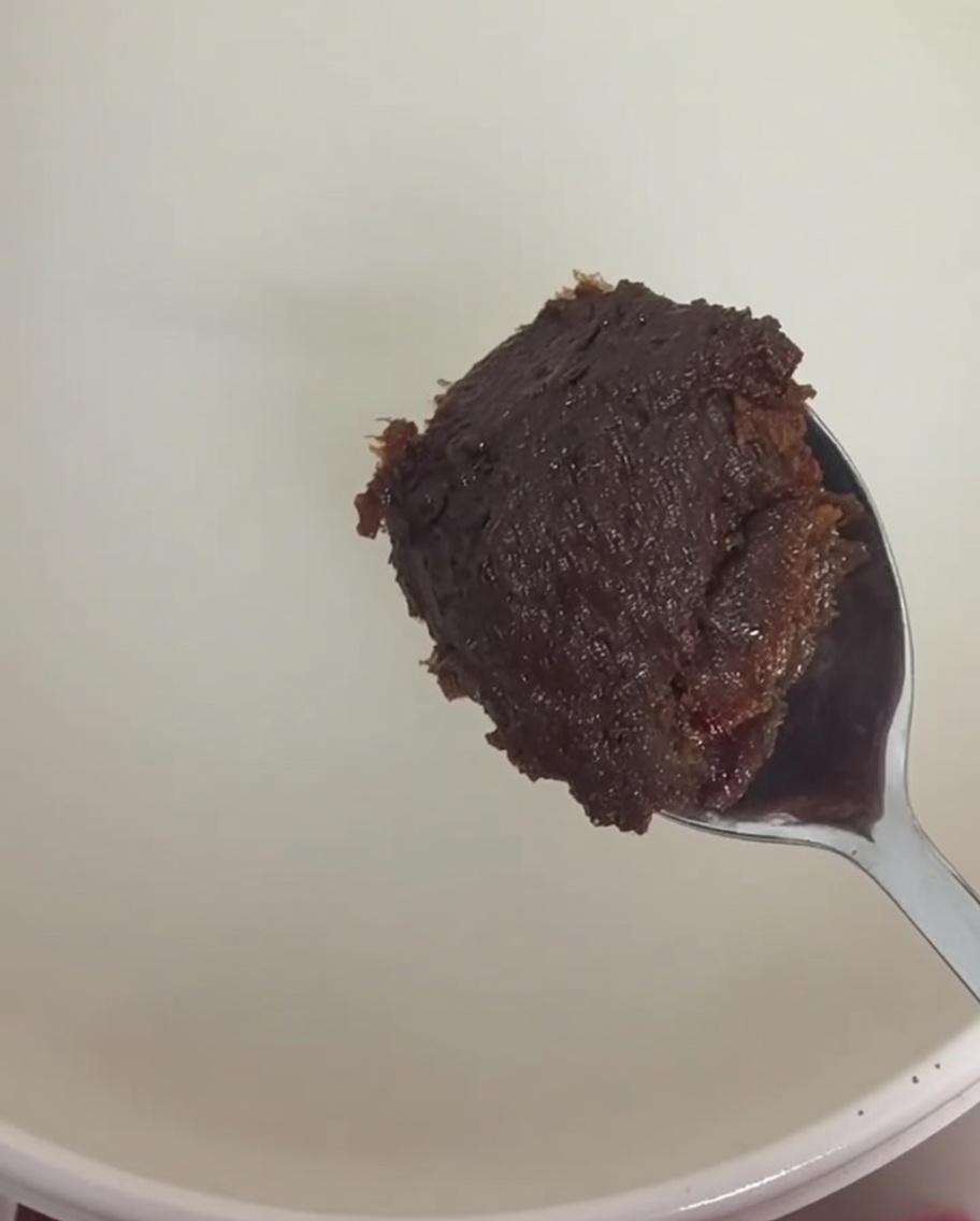 쌀뜨물에 된장과 고추장을 넣어 푸는 모습.