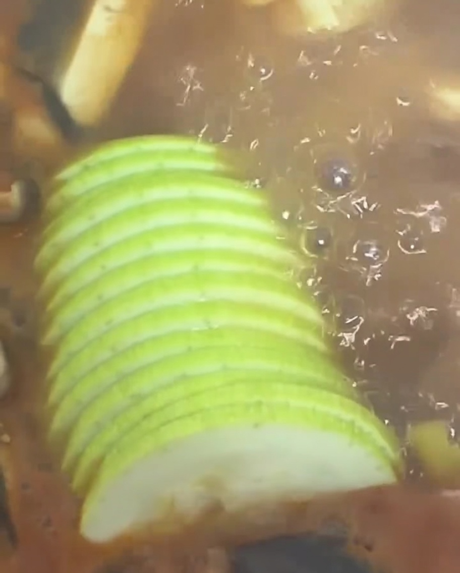 찌개에 애호박 슬라이스를 넣는 모습.