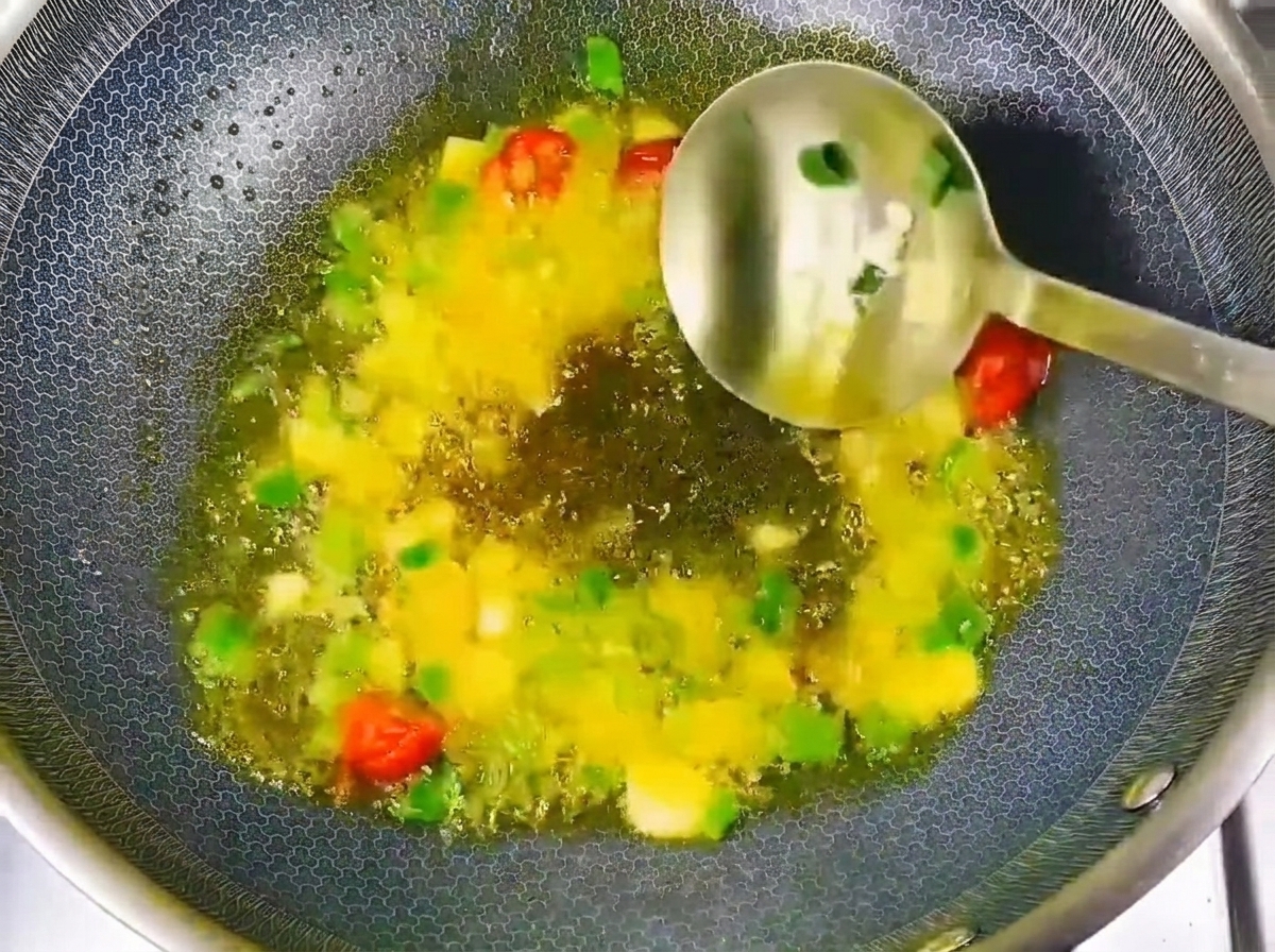 볶은 향신 채소에 된장과 간장을 넣는 모습.