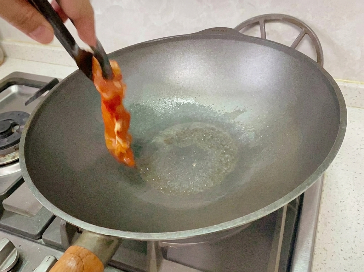 중약불의 팬에서 양념된 치킨이 구워지는 모습.