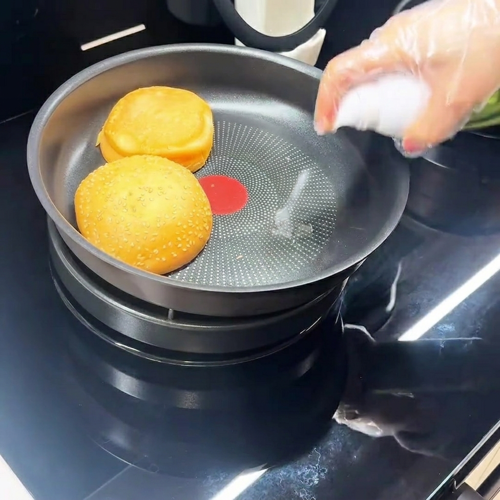 논스틱 팬에 계란을 깨뜨려 후라이를 만드는 모습.
