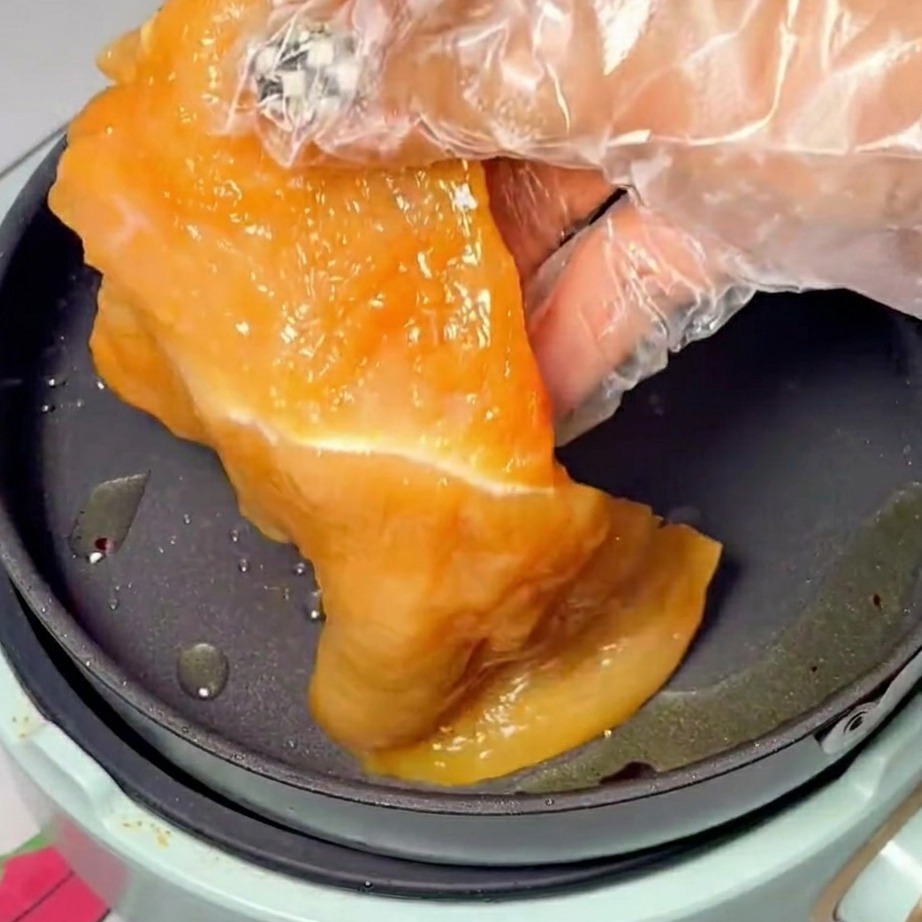 달궈진 팬에서 노릇하게 익어가는 마리네이드 된 닭고기.