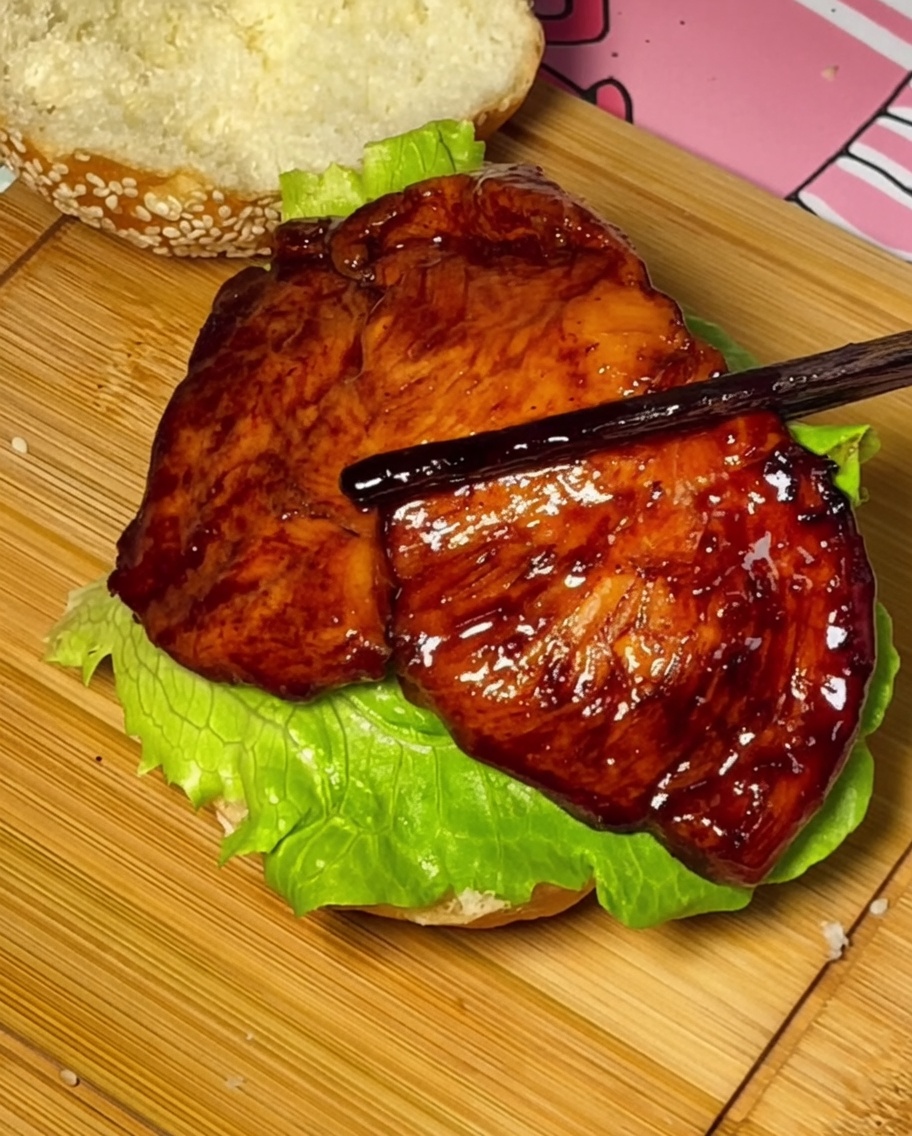 데리야끼 치킨, 토마토, 치즈가 차례로 쌓인 버거.