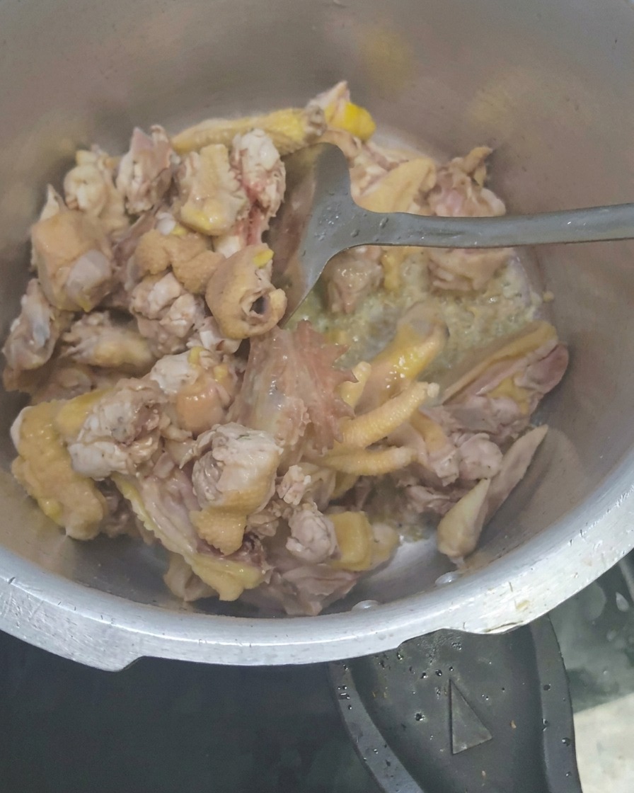닭고기 혼합물에 갈랑갈 슬라이스를 넣고 섞는 모습.