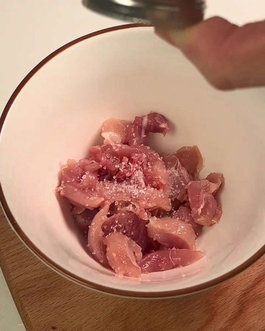 하얀 볼에 담긴 닭다리살에 소금과 레몬즙으로 밑간하는 모습