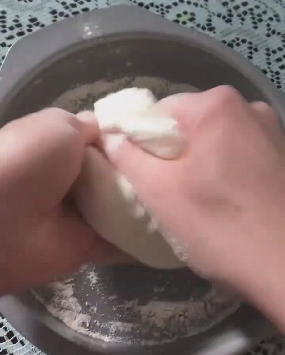 숙성된 도우를 피자 팬에 펴는 모습
