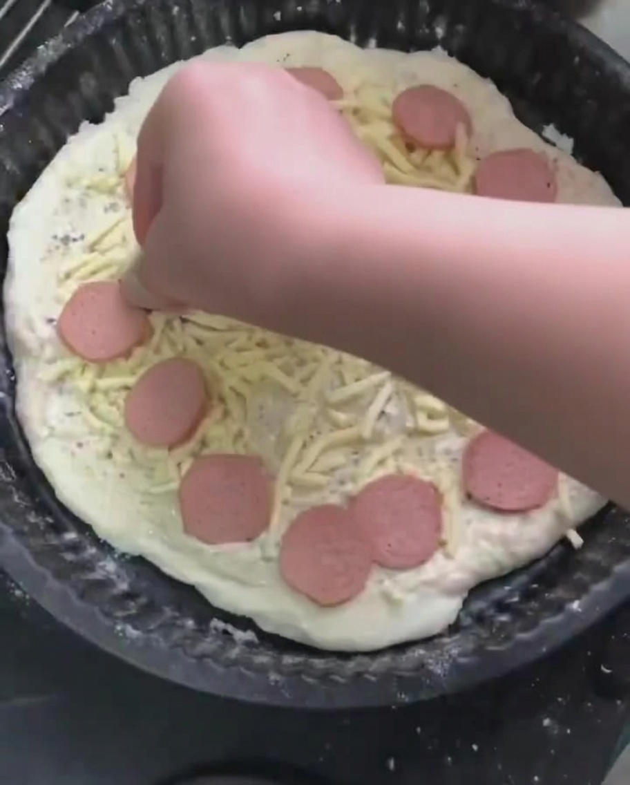 모짜렐라 치즈 위에 소시지를 올리는 모습