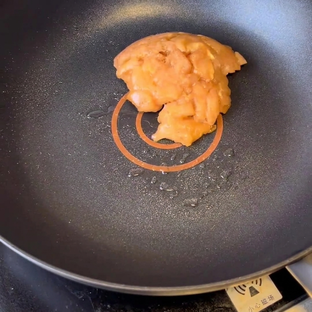 뜨거운 팬에 기름을 두르고 밑간한 닭가슴살을 굽는 모습