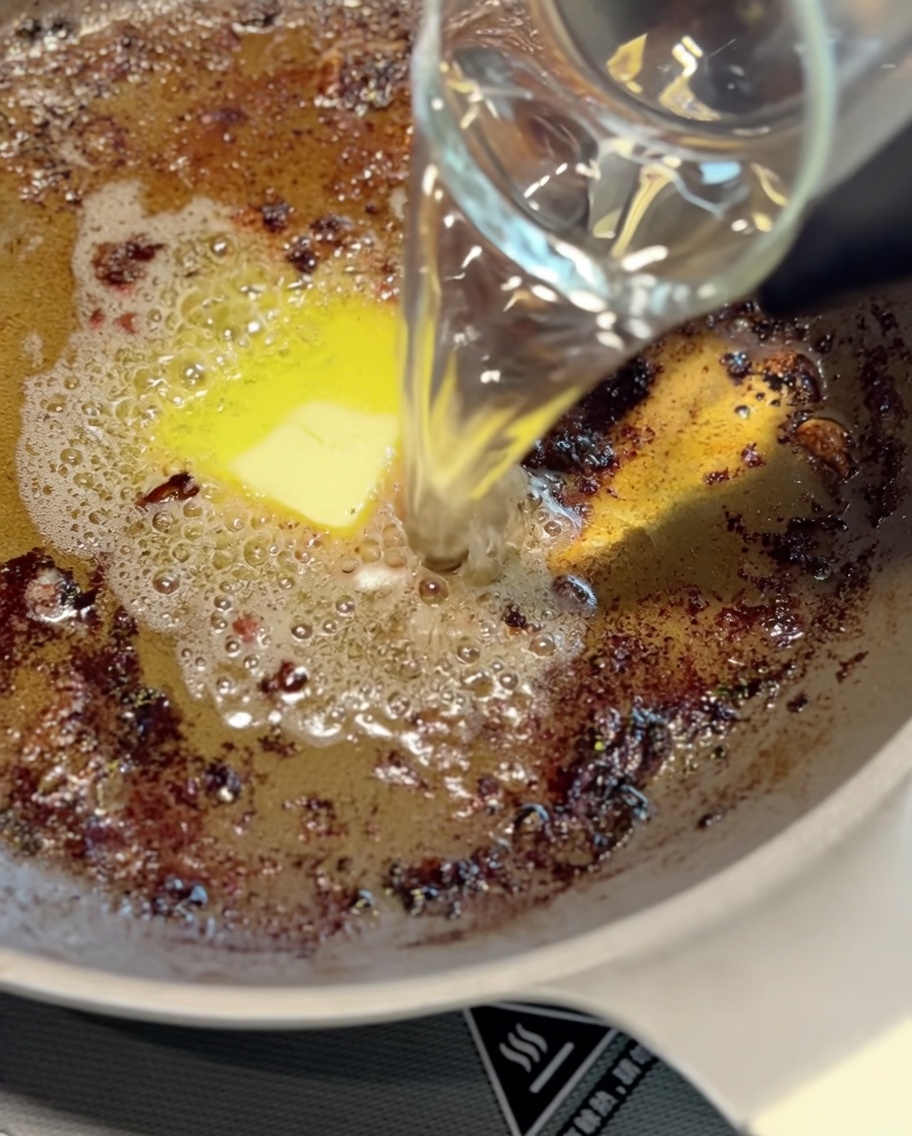 패티를 구운 팬에 물을 넣고 눌어붙은 맛을 긁어내는 모습.