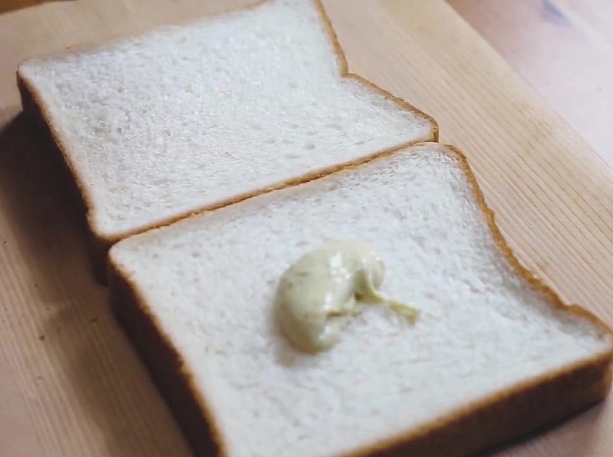 식빵 두 장에 와사비 마요네즈를 펴 바르는 모습.