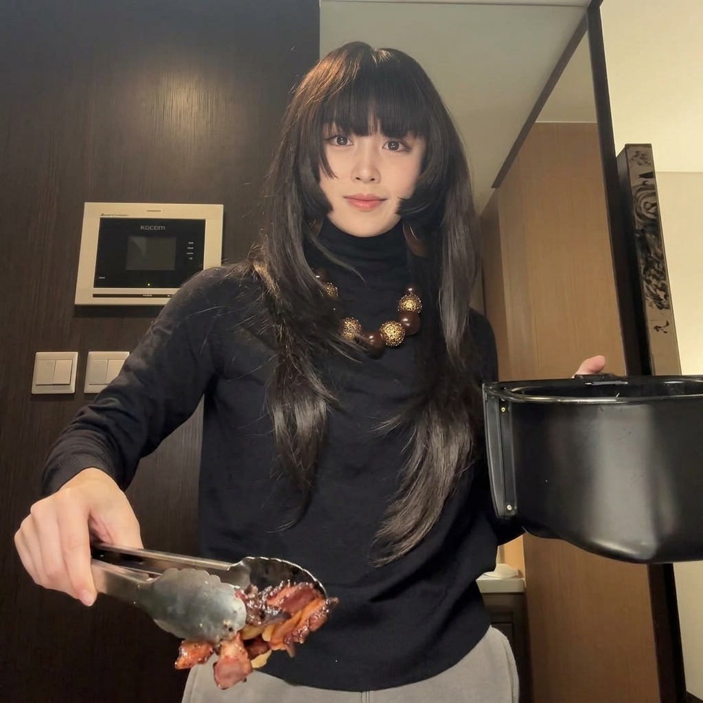 준비된 식빵 위에 구운 닭다리살을 올리는 모습